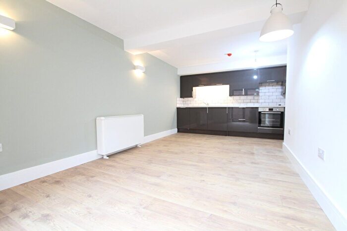 1 Bedroom Flat To Rent In Broad Street, Banbury, Oxon, OX16