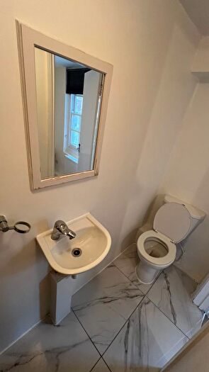1 Bedroom Flat To Rent In Hammersmith Road, London, W14