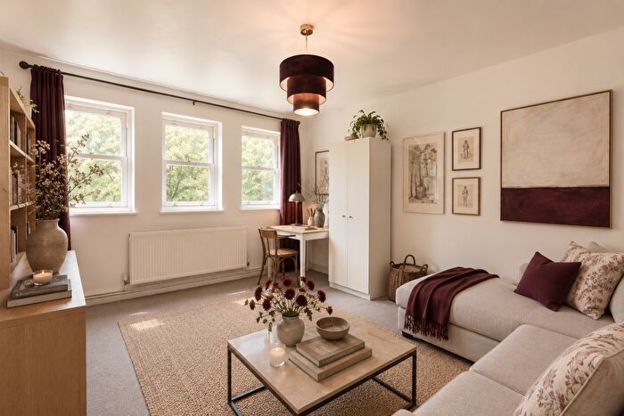 1 Bedroom Flat For Sale In Whipps Cross Road, Leytonstone, Waltham Forest, E11