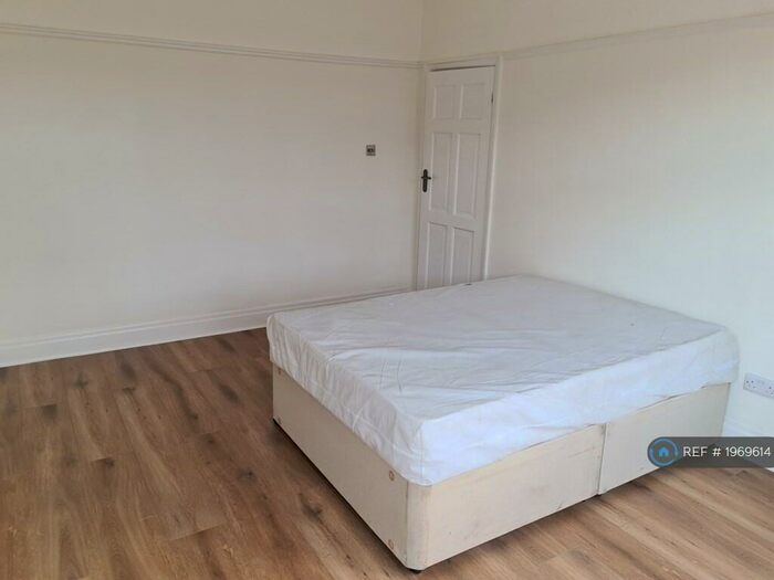 4 Bedroom Semi-Detached House To Rent In St John's Road, Manchester, M16