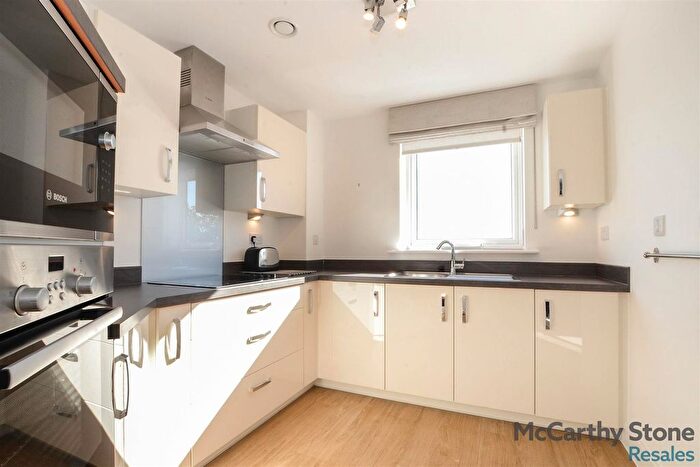 2 Bedroom Flat For Sale In Studio Way, Borehamwood, WD6