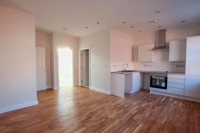 2 Bedroom Flat To Rent In Market Cross, Selby, YO8