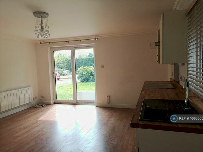 1 Bedroom Flat To Rent In Parish House, Crawley, RH11
