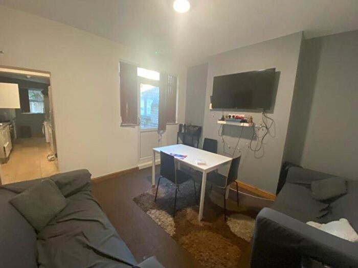 6 Bedroom House To Rent In Lois Avenue, Nottingham, NG7