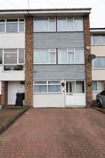 5 Bedroom Town House To Rent In Petworth Way, RM12