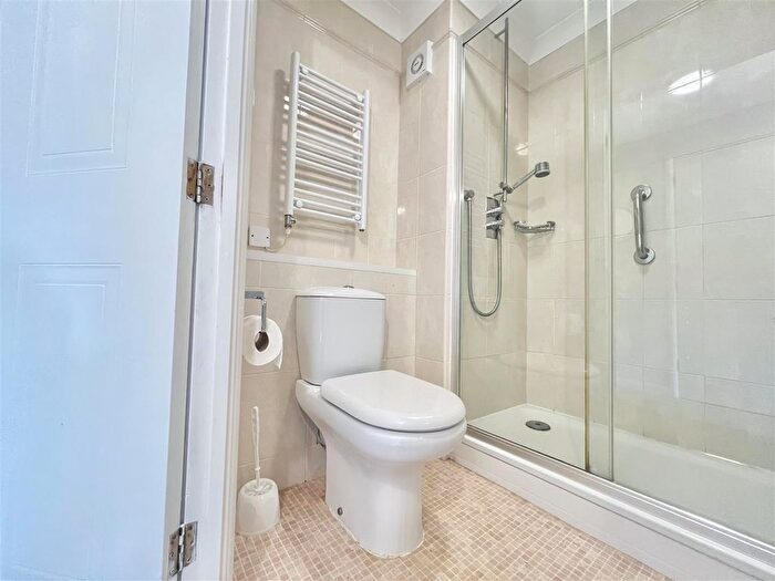 1 Bedroom Flat For Sale In Malborough Court, Cranley Gardens, Wallington, SM6