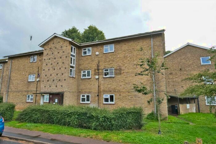3 Bedroom Flat To Rent In Meadow Croft, Hatfield, AL10
