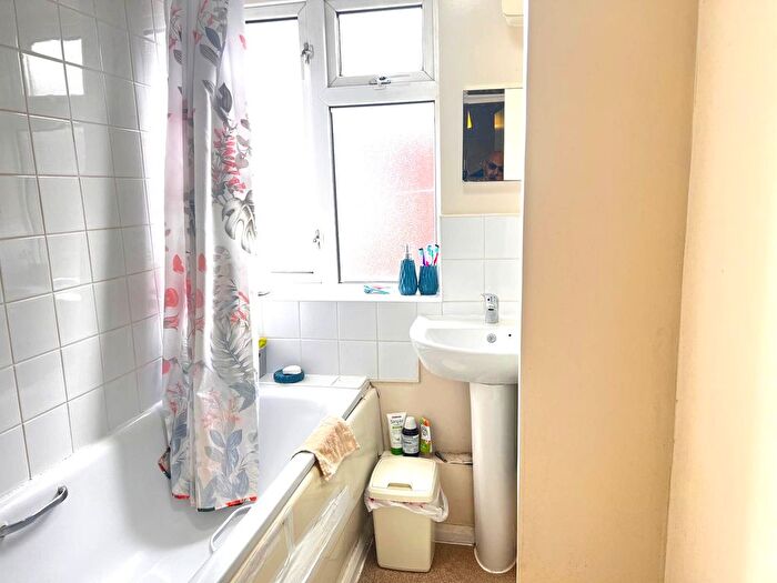 2 Bedroom Flat To Rent In Chelmer Crescent, Barking, IG11