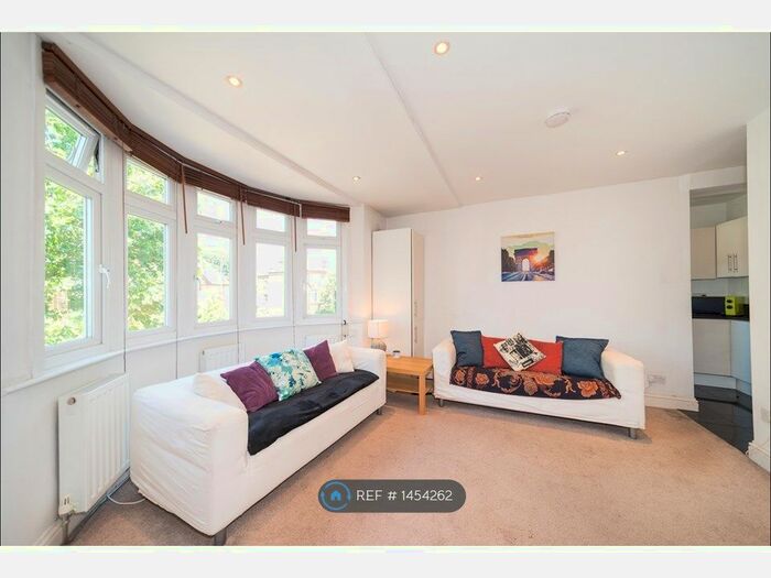 2 Bedroom Flat To Rent In Upper Tooting Park, London, SW17