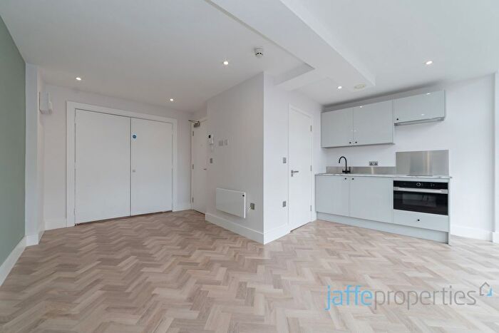 Studio To Rent In Kilburn High Road, London, NW6