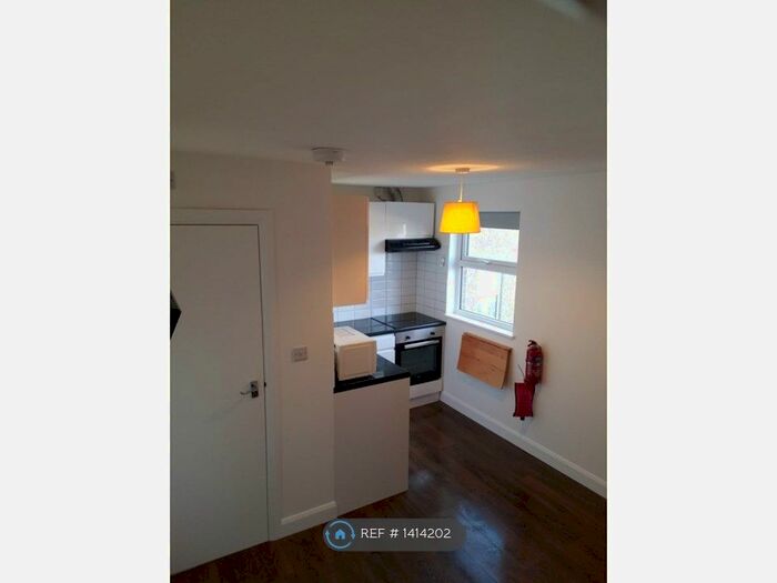 Studio To Rent In West Hendon Broadway, London, NW9