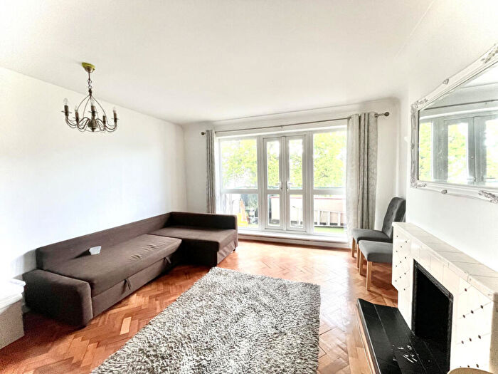 3 Bedroom Flat To Rent In Hertford Court, N13