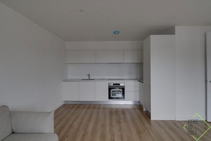 3 Bedroom Flat To Rent In Flat Green Lanes, London, N13