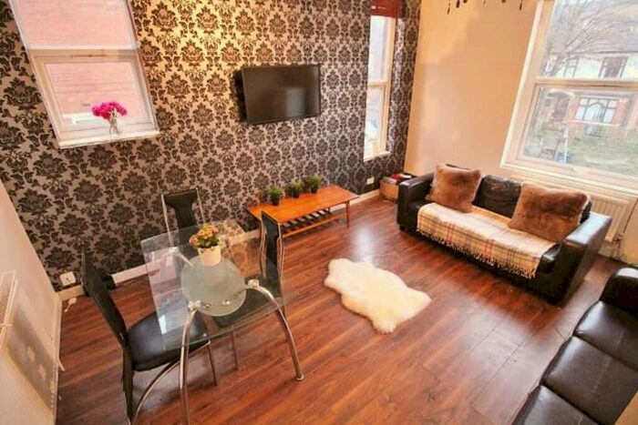 6 Bedroom Flat To Rent In Flat, Cardigan Road, Leeds, LS6