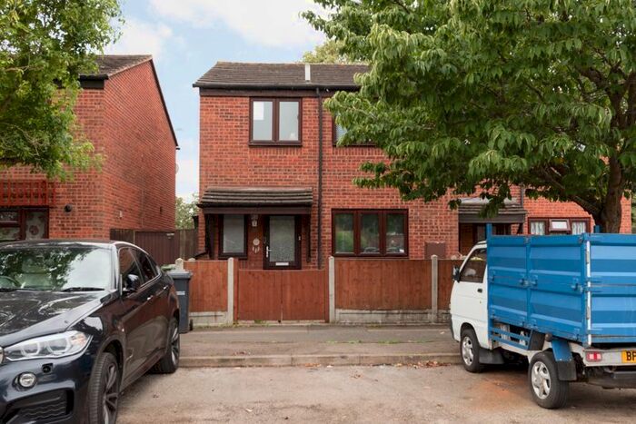 3 Bedroom Semi-Detached House To Rent In Sandringham Way, Waltham Cross, EN8