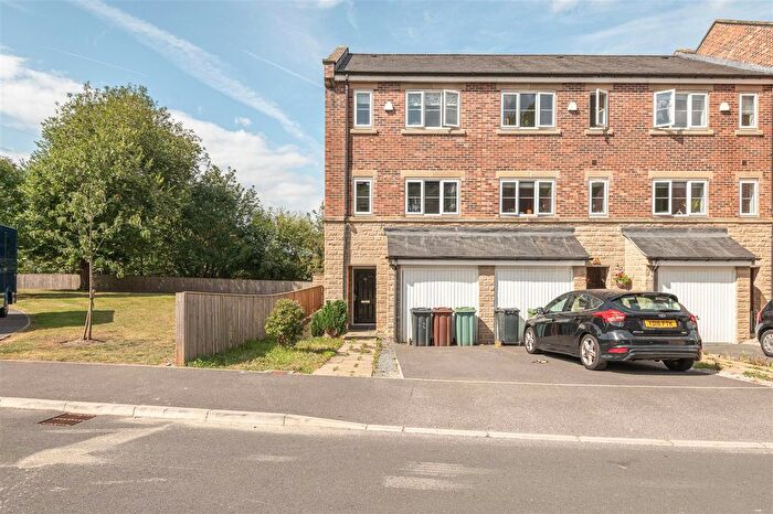 4 Bedroom End Of Terrace House For Sale In Horsforde View, Leeds, LS13