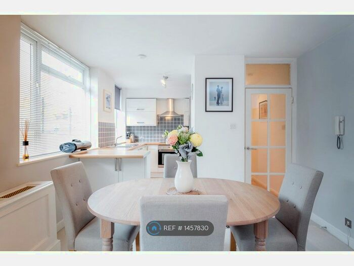 1 Bedroom Flat To Rent In Grosvenor Court, London, SW15