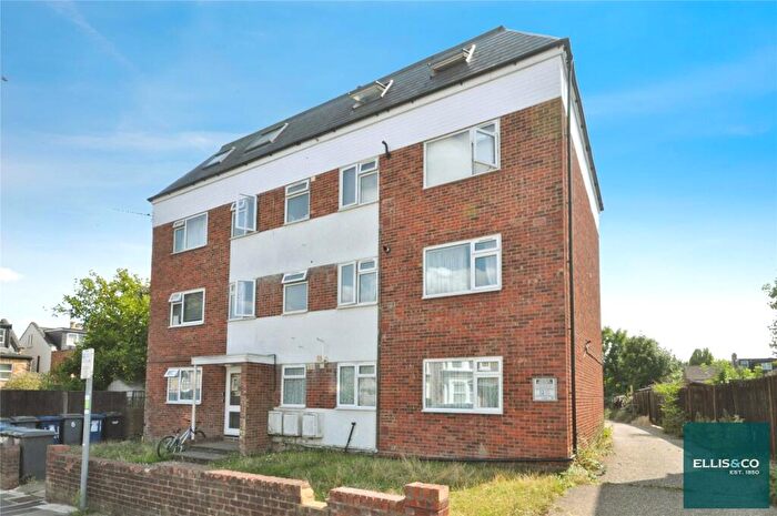 2 Bedroom Apartment For Sale In Stanhope Road, North Finchley, N12
