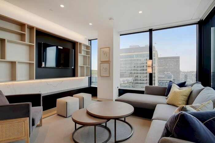 3 Bedroom Flat To Rent In Buckingham Gate, Westminster, SW1E