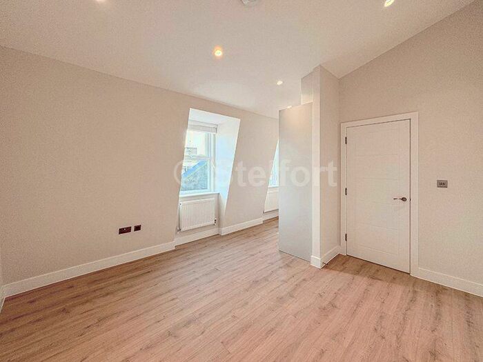 2 Bedroom Flat To Rent In Hornsey Road, London, N7