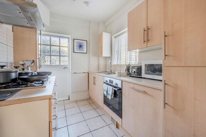 2 Bedroom Flat To Rent In Fulham Road, Chelsea, London, SW3