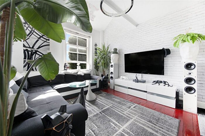 3 Bedroom Flat For Sale In Victoria Park Square, London, E2