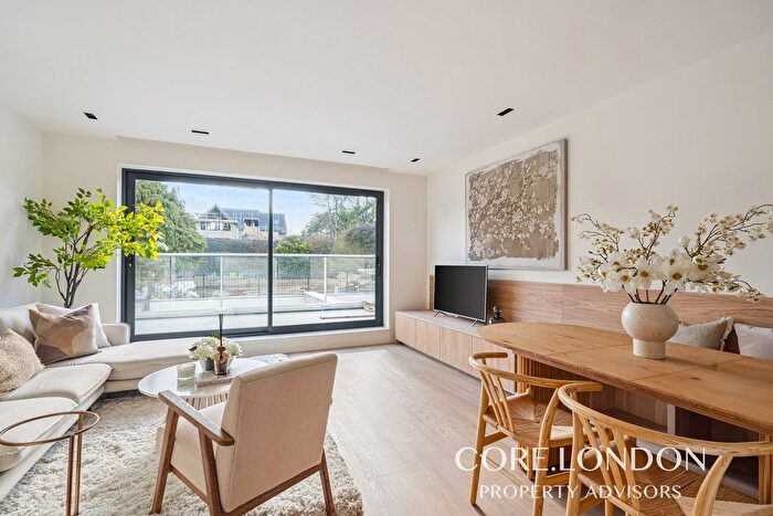3 Bedroom Flat For Sale In Creswick Road, Acton, W3
