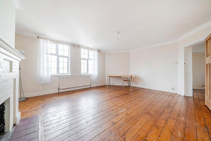 2 Bedroom Flat For Sale In Birkenhead Avenue, Kingston Upon Thames, KT2