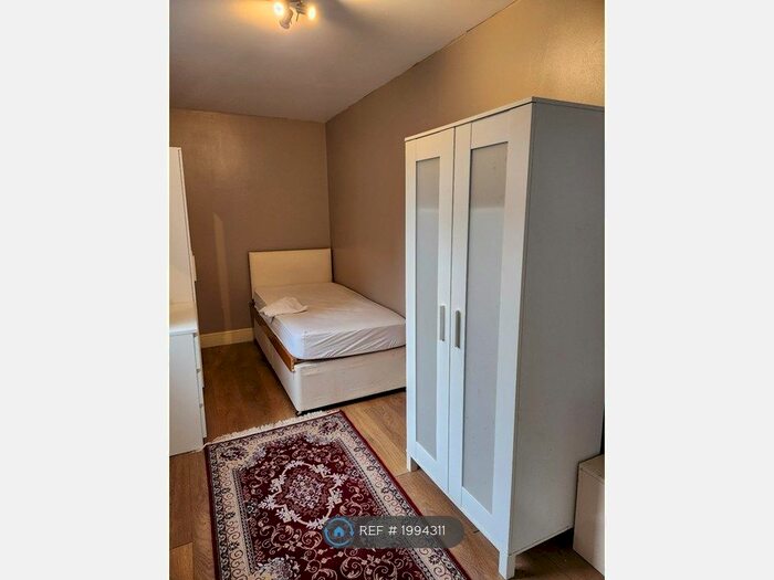 Studio To Rent In Hanworth Road, Hounslow, TW4