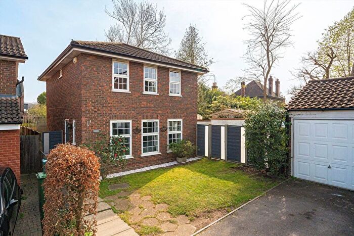 4 Bedroom Detached House For Sale In Darnley Park, Weybridge, KT13
