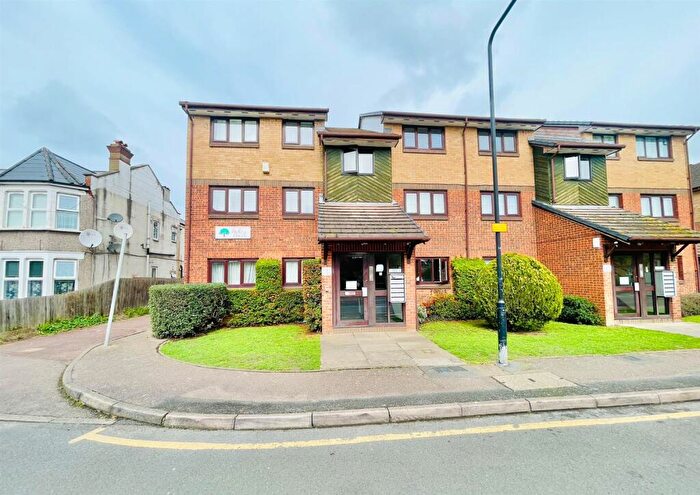 2 Bedroom Flat For Sale In For Sale, Two Bedrooms Flat, Oak Court, London, E4