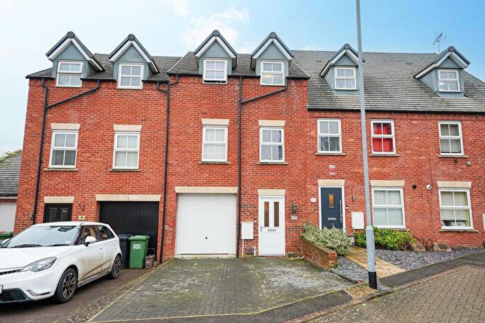 4 Bedroom Terraced House For Sale In Heron Road, Leighton Buzzard, LU7