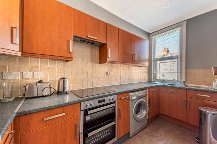 2 Bedroom Flat To Rent In Oaklands Road, Cricklewood, London, NW2