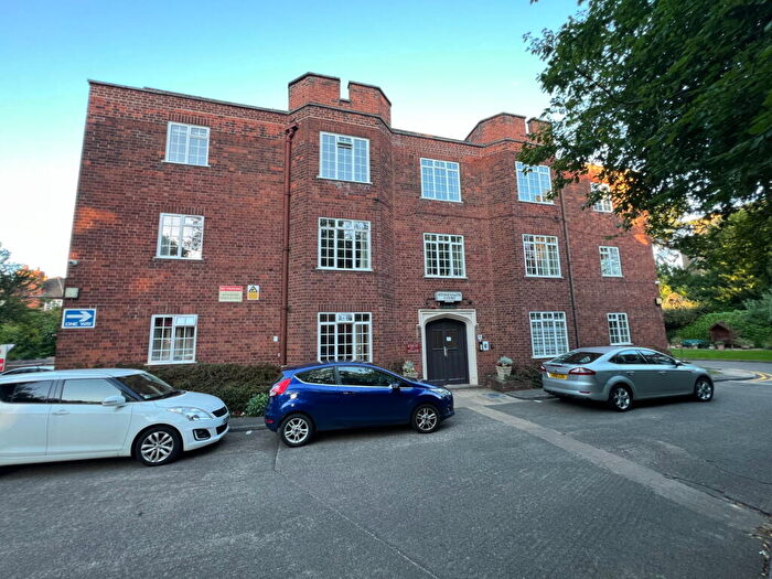 3 Bedroom Apartment For Sale In Stoneygate Court, Leicester, Leicestershire, LE2