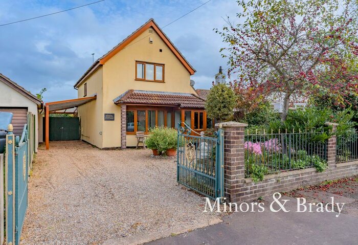 2 Bedroom Detached House For Sale In Lowestoft Road, Hopton, Great Yarmouth, NR31