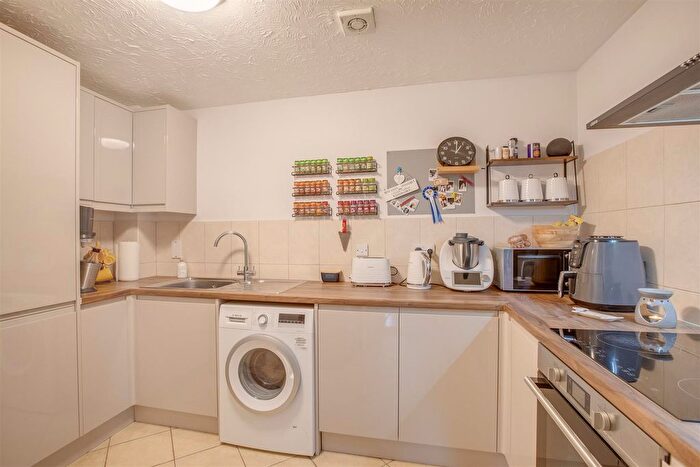 2 Bedroom Flat For Sale In Gandon Vale, High Wycombe, HP13