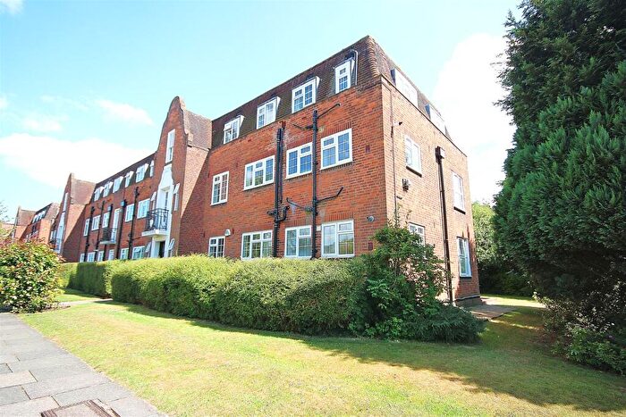 3 Bedroom Flat To Rent In Belmont Close, Cockfosters, EN4