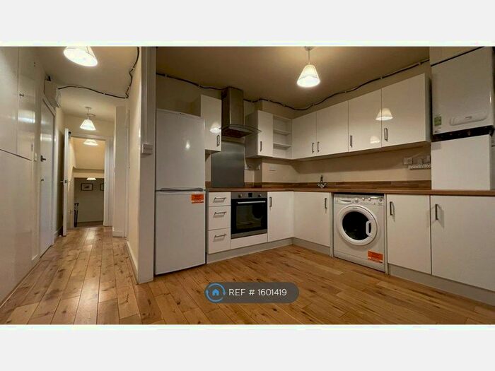 2 Bedroom Flat To Rent In Knights Hill, London, SE27