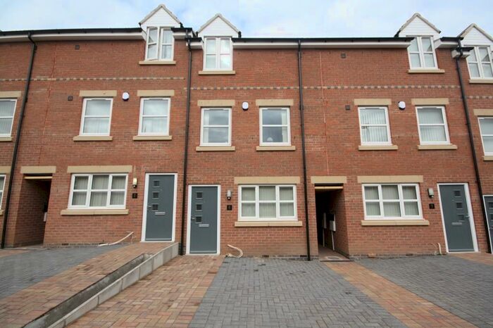 4 Bedroom Town House To Rent In Blue Fox Close, West End, Leicester, LE3