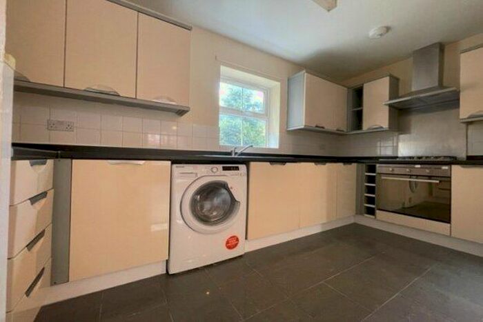 2 Bedroom Flat To Rent In Piper Way, Ilford, IG1
