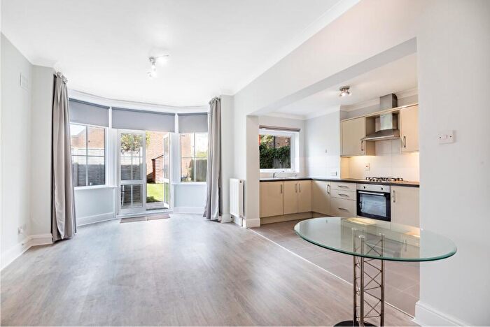 Flat To Rent In Fortis Green, London, N2