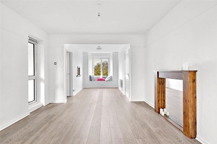 2 Bedroom Flat For Sale In The Drive, Walthamstow, London, E17