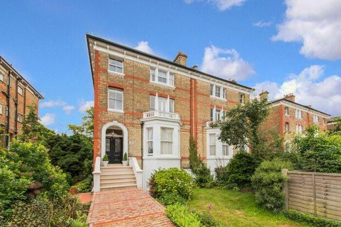 1 Bedroom Flat To Rent In The Barons, Twickenham, TW1