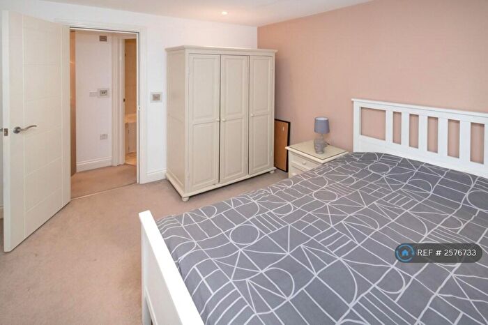 2 Bedroom Flat To Rent In Battersea, London, SW11