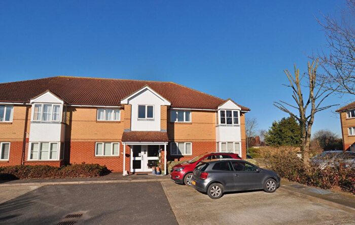 1 Bedroom Flat For Sale In Chestnut Court, Hitchin, SG5