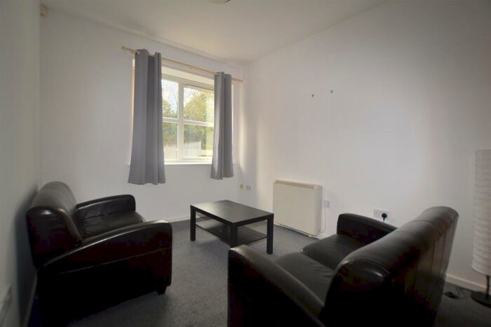 2 Bedroom Apartment To Rent In Brackendale, Thackey, BD10