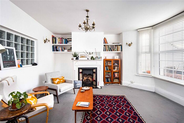 3 Bedroom Flat To Rent In Holly Road, Wanstead, London, E11