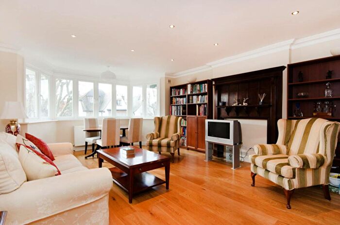 3 Bedroom Flat For Sale In Teignmouth Road, Mapesbury Estate, London, NW2