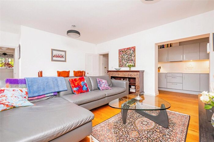 2 Bedroom Flat For Sale In Kings Drive, Midhurst, West Sussex, GU29