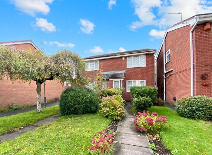 2 Bedroom Semi-Detached House For Sale In Amberley Walk, Chadderton, OL9